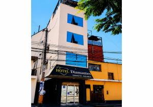 a building with a sign that reads hotel yamuna at Hospedaje Diamantes in Huacho