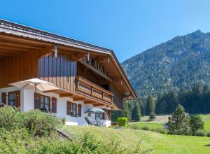 a building with a balcony on the side of it at Jägers Highlineblick in Breitenwang