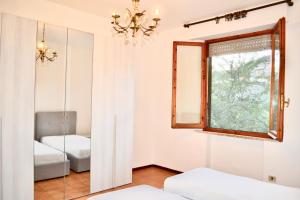 a bedroom with a mirror and a window at Vicolo della Chiusa in Rosia