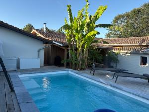 a swimming pool in the backyard of a house at Villa Serena offrez vous une parenthese in Le Porge