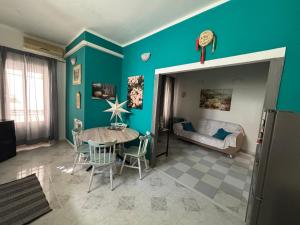 a living room with a table and a bed at La Portella in Ischitella
