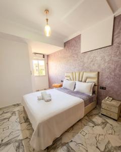 a bedroom with a large bed in a room at Bab Fes Medina Appartements Familiaux 2 Chambres - Parking & Navette in Fez