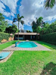 a swimming pool in the yard of a house at Casa Quinta Locha in Ciudad del Este