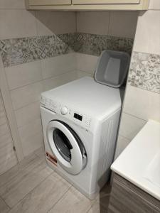 a washer and dryer in a small room at La Portella in Ischitella