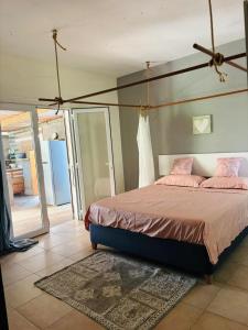 a bedroom with a bed with pink pillows on it at Brahmanhut - Eco Hut experience in harmony with nature, wellbeing and spirit in Bain Boeuf
