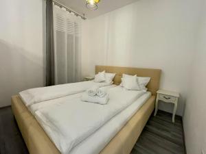 a bedroom with a bed with towels on it at Casa Mihuț in Cordău