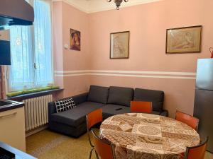 a living room with a couch and a table at La Gardenia del ducato in Parma