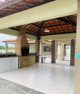 an outdoor kitchen with a brick oven in a building at Day aconchego in Aracaju