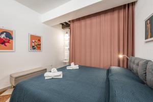 a bedroom with two towels on a bed at Casa Camilla - Arty Suite nel centro storico in Parma