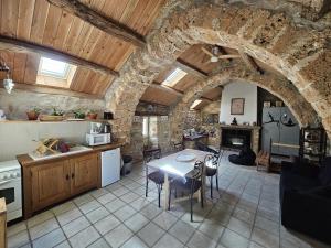a kitchen and dining room with a table in a room at Maison des biches in Saint-Jean-et-Saint-Paul