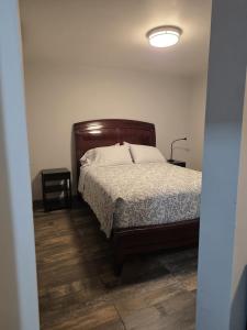 a bedroom with a bed with a wooden headboard at Hotel y Suites Panda in San Luis Río Colorado