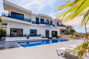 a view of a villa with a swimming pool at Vila 2M in Sarandë