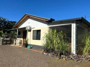 a small white house with a large garage at Casa Bella Vista 2 Modernes Ferienhaus in Bella Vista