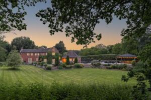 an exterior view of a house with a yard at 7 Bed in Coltishall oc-m31936 in Coltishall