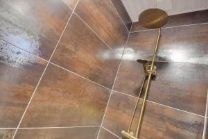 a shower with a metal pole in a bathroom at C11253-Hemmet-Skuldbolvej-7-b in Hemmet +28 photos