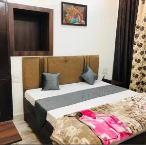 a hotel room with a bed with at Hotel Lucifer by Evening Star in Bathinda +1 photo