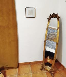 a mirror leaning against a wall with a clock on the wall at Catespero Sossego Villa in Reguengos de Monsaraz