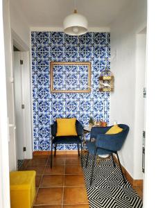 a dining room with a blue and white wall at Catespero Sossego Villa in Reguengos de Monsaraz