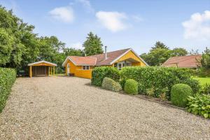 a yellow house with a driveway in front of it at C11645-Hemmet-Kosigvaenget-100 in Hemmet