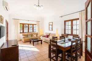 a living room with a table and a couch at Villa El Callao in La Asomada