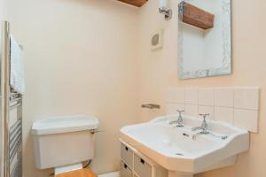 a bathroom with a white toilet and a sink at 2 Bed in Newark oc-91051 in Caunton +17 photos