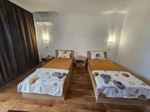 two beds in a room with at Къща за гости Калабрия in Golden Sands