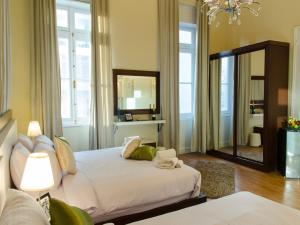 1 dormitorio con cama y espejo grande en Grand Agor Hotel Cairo, en El Cairo