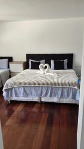a bedroom with a bed with a white bow on it at Hospedagem Jardim Social,Quartos Econômicos e Suítes, Estacionamento Grátis in Curitiba