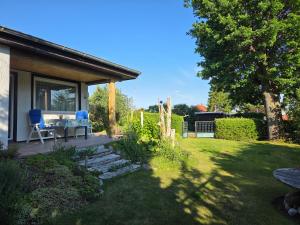 a garden with a table and chairs on a patio at Inselidyll in Karlshagen