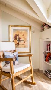 a rocking chair in a room with a picture on the wall at Ferienwohnung Biechteler in Schwangau
