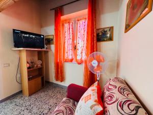 a living room with a couch and a window at Lilly's House in Monteponi