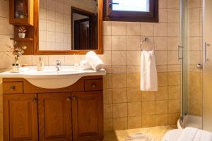 a bathroom with a sink and a shower at Portaria Heritage House in Portaria +18 photos
