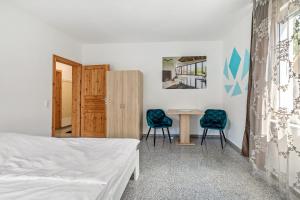 a bedroom with a bed and two chairs and a table at Ferienwohnung mit Parkmöglichkeit in Göppingen