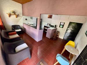 an overhead view of a living room with a kitchen at Alojamiento Blankyta in Ahuachapán