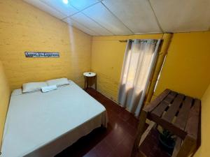a small room with a bed and a window at Alojamiento Blankyta in Ahuachapán