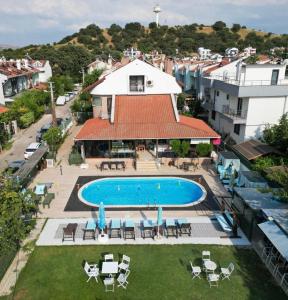 an overhead view of a swimming pool with chairs and tables at Dardanos Pension in Hamidiye