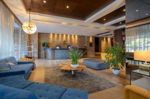 ein Wohnzimmer mit blauen Sofas und einem Tisch in der Unterkunft Hotel Morrison Usaquén in Bogotá + 49 Fotos