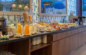 ein Buffet mit einer großen Auswahl an Speisen und Getränken in der Unterkunft Hotel Morrison Usaquén in Bogotá