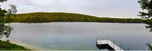 ein großer See mit einem Steg in der Mitte in der Unterkunft Casco Cottage in Casco