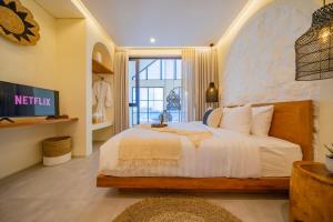 a bedroom with a large bed in a room at 2BR villa w - pool & beach access in Mengwi
