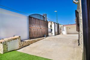 a large wooden gate on the side of a house at Villa Mendolia in Villaggio Mosè