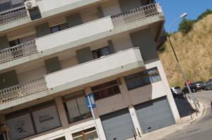 a building with a street sign in front of it at apartamento 2000 in Algés