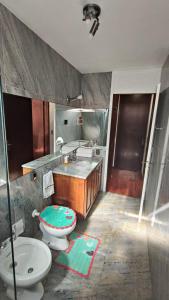 a bathroom with a sink and a toilet and a tub at Hospedagem Jardim Social,Quartos Econômicos e Suítes, Estacionamento Grátis in Curitiba