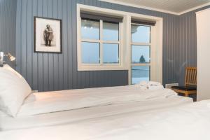 スヴォルヴァールにあるRorbuanlegget Svolvær Havnの窓付きの客室で、白いベッド2台が備わります。