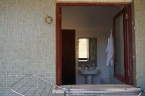 a bathroom with a sink and a mirror at apartamento 2000 in Algés