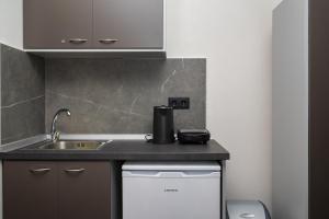 eine Küche mit Spüle und Arbeitsplatte in der Unterkunft Marlen Luxury Studios & Apartments in Platamonas + 39 Fotos