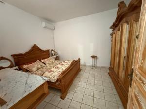 a bedroom with a bed and a table in it at Villa rafraf in Rafrāf