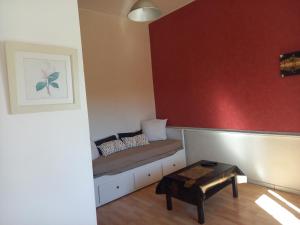 a small room with a bed and a table at Bellevue in Carbon-Blanc