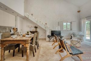 a kitchen and dining room with a table and chairs at The Pink Stork Villa in Alcácer do Sal