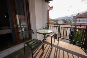 Ein kleiner Tisch und Stühle auf einem Balkon mit Aussicht in der Unterkunft Marlen Luxury Studios & Apartments in Platamonas